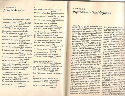 "Ungdomsvigningsboken" (1975), till vänster: "Rättvisa i Amerika", till höger: "Imperialismen - ungdomens fiende"